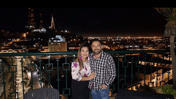 Charly Pérez, vocalista de Banda El Recodo, es otra de las celebridades que comparte mensajes de amor dirigidos a su esposa Lizzy Villela. "Podría decir miles de palabras, pero ninguna sería capaz de describir lo que realmente siento por ti. Siempre agradeceré a Dios por tu vida y porque me diste tu corazón para protegerlo y amarlo [...]", escribió el cantante con motivo de su sexto aniversario de bodas.