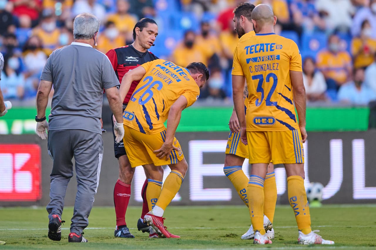 Los fantasmas de las lesiones se hacían presentes en el Volcán. Raymundo Fulgencio sería la ficha de cambio de Miguel Herrera.