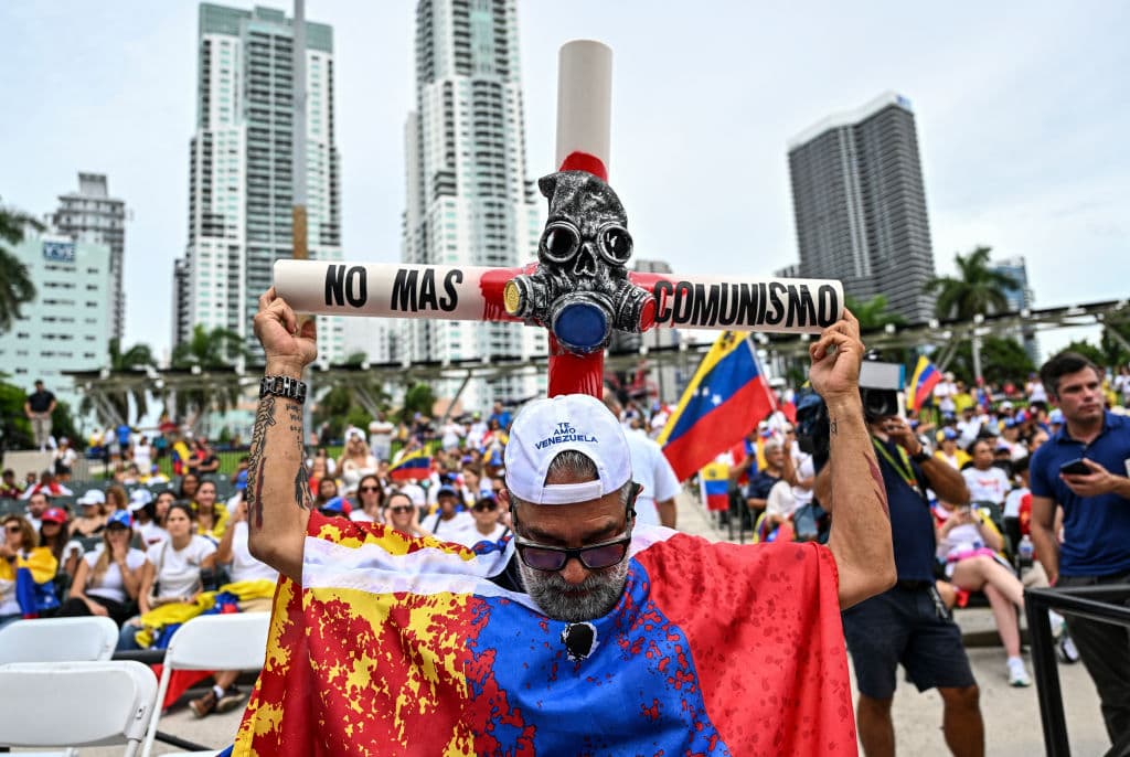 Uno de ellos fue Gastón González quién salió a las calles con una cruz que dice "No más comunismo". 
<br>