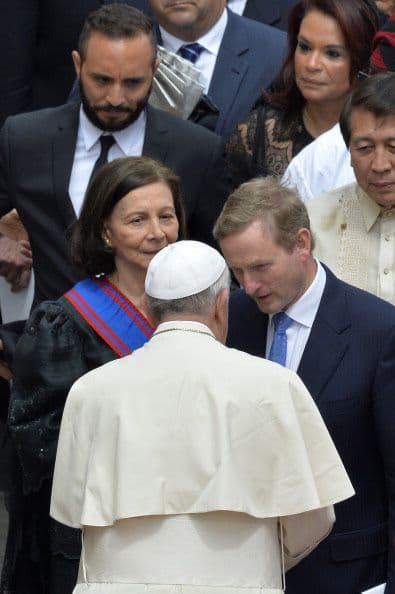 Después de la ceremonia, el Papa se acercó a saludar a algunas de las personalidades que se dieron cita.