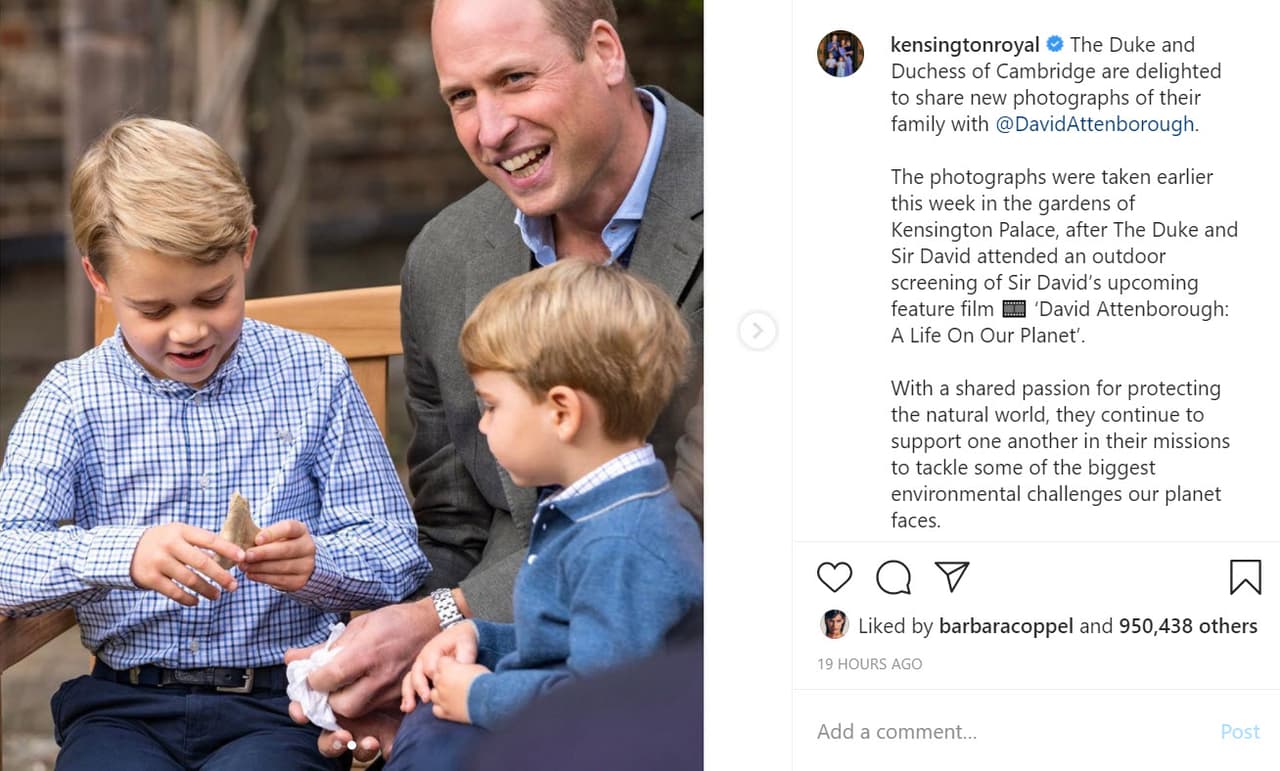 Le regaló el fósil de un diente de tiburón gigante. El niño, visiblemente deslumbrado y con él en la mano, estaba muy interesado en la inigualable pieza. 
<br>