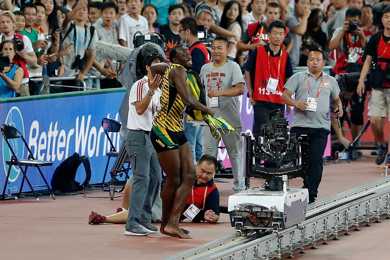 Usain Bolt fue derribado por un camarógrafo