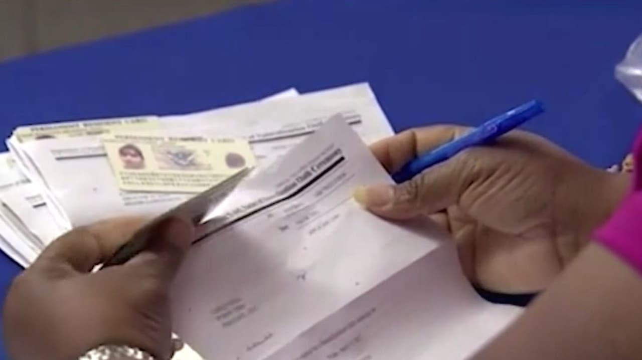 USCIS endurece acceso a la Green Card y obligaría a algunos migrantes a salir del país