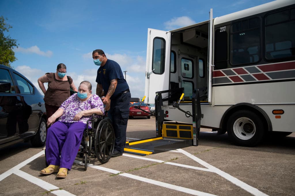 Una mujer es ayudada desde un autobús local en el Centro Cívico de Port Arthur mientras evacúa la ciudad antes del arribo del huracán Laura a Port Arthur, Texas.
<br>
<br>El gobernador de Texas, Greg Abbott, urgió a los residentes a evacuar sus hogares. "Tienen apenas unas horas más para alejarse del daño", dijo en Weather Channel.
<br>
<br>"Esta es una tormenta muy peligrosa, más fuerte que la mayoría que han atravesado" las costas del estado, agregó, instando a hacer "todo lo posible para salir del camino" de Laura.
<br>
<br>El presidente Donald Trump pidió a los residentes de las zonas de afectación que "escuchen a los funcionarios locales".
<br>