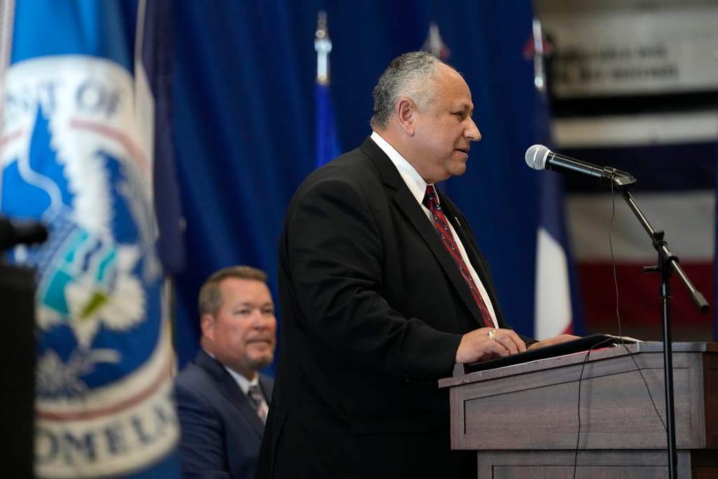 El secretario de la Armada de los Estados Unidos, Carlos del Toro, dedicó unas palabras a los nuevos ciudadanos.