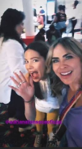 "¡Miren quién llegó al 'party' de Viole! Adri, gracias por venir", comentó la actriz nacida en La Habana, Cuba.