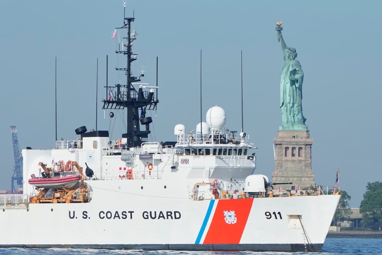 Un buque de la Guardia Costera de Estados Unidos remonta el río Hudson pasando junto a la Estatua de la Libertad.