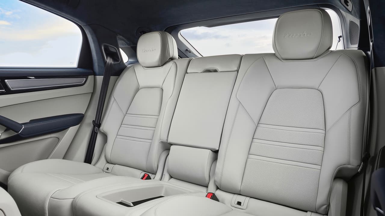 Los pasajeros en la fila trasera de asientos de la Porsche Cayenne Coupe viajan en asientos que están posicionados 1.18 pulgadas más bajos que en la Cayenne regular para compensar por la pérdida de altura y evitar que sus cabezas toquen el forro del techo.