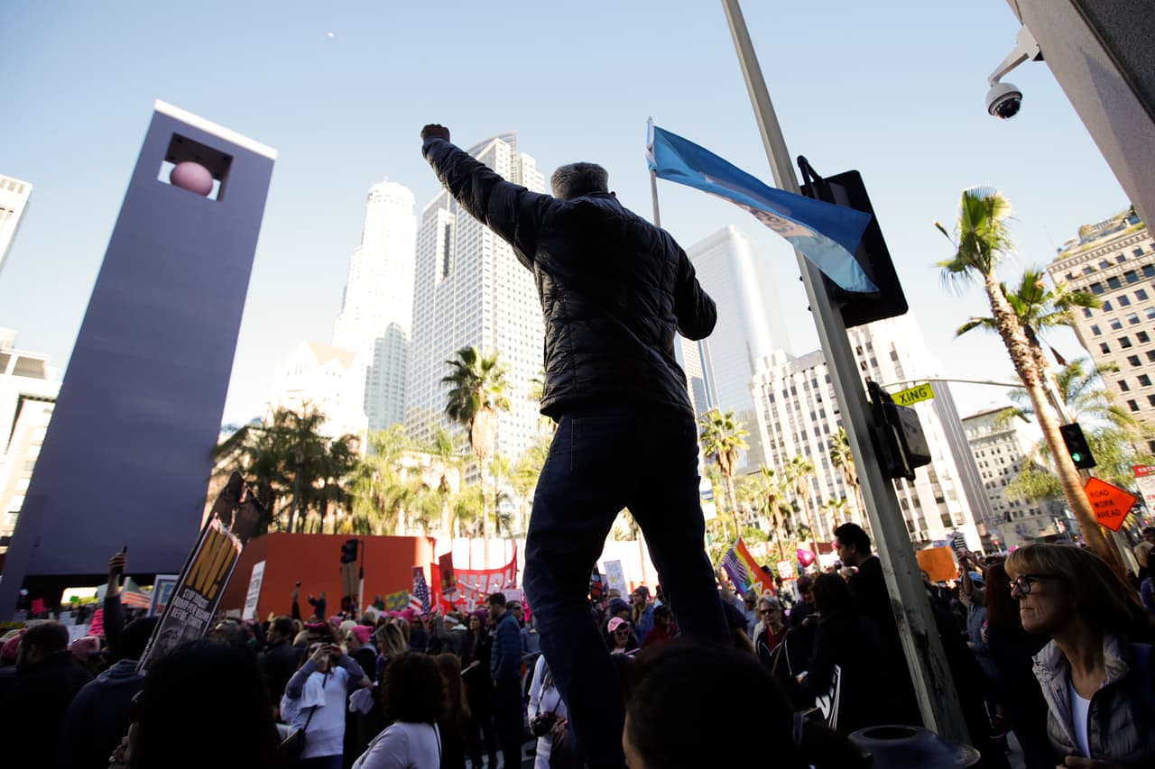 Decenas de miles de personas marcharon en Los Ángeles contra el gobierno de Trump.