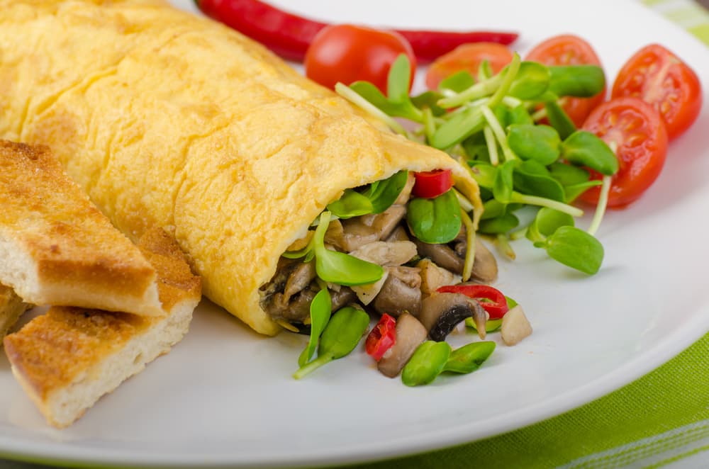 Omelette con jamón y queso. Para los papás que necesitan un desayuno más consistente puedes preparar un omellette con jamón y queso. A este platillo también se le conoce como tortilla francesa, lo mejor es que puedes agregar o cambiar algunos de los ingredientes; puedes optar por champiñones o setas, algunos tomates cherry.