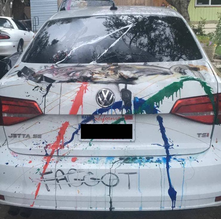 Así de vandalizado quedó el vehículo de un preparador de fútbol