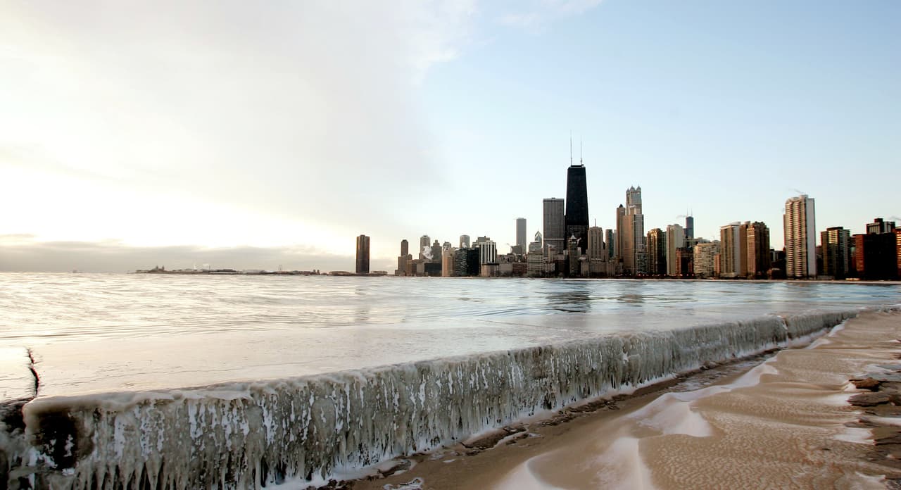 El hielo se acumula en un muelle a lo largo de la costa del lago Michigan el 23 de diciembre de 2004.