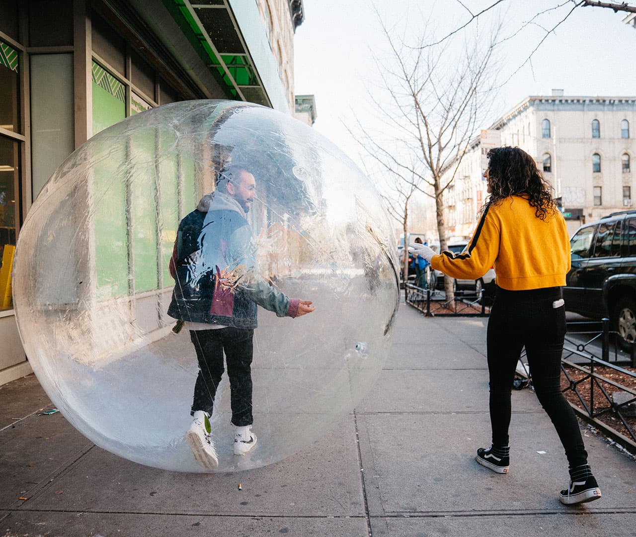 A pesar del distanciamiento por el cual atravesamos, existen historias que inspiran y nos entretienen en estos momentos dif铆ciles. 隆Qu茅 viva el amor!