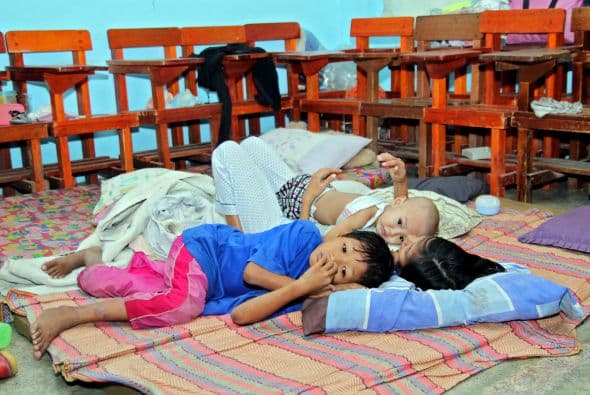 Al menos 120 mil personas se han quedado en Mindanao y la región de Visayas (centro) sin un hogar al que acudir, por lo que deben confiar en los centros de acogida o en la solidaridad de los vecinos.