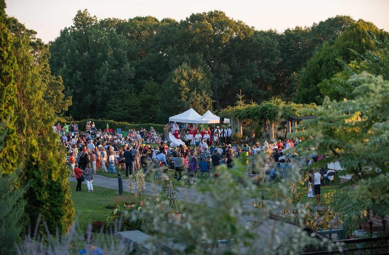 Según el sitio web de Wave Hill Sunset Wednesdays es una serie de conciertos al aire libre con música animada que se encuentra en Wave Hill en el Bronx NY. La serie es del 10 de julio al 7 de agosto.