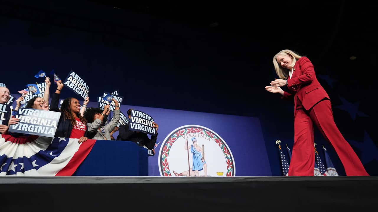 Abigail Spanberger interrumpe su discurso de victoria para ayudar a mujer que se desmayó
