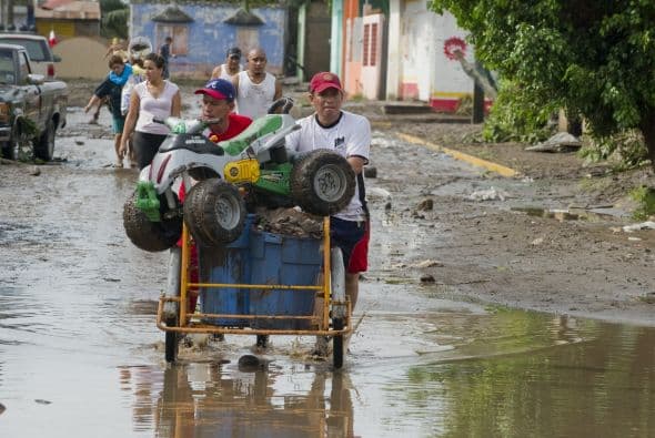 "Lo peor de la emergencia no ha pasado, y hacemos frente a un enorme desafío" pues las lluvias que siguen cayendo en las zonas montañosas, incrementarán el caudal de una veintena de ríos, afirmó Herrera.