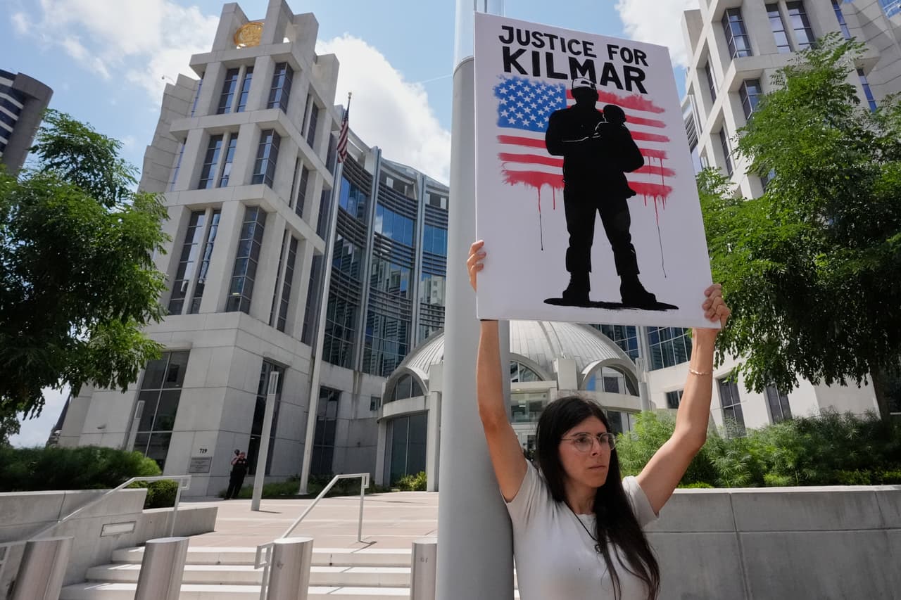 Ábrego García 
<b><a href="https://www.univision.com/noticias/inmigracion/un-mes-kilmar-abrego-garcia-cecot-torturas" target="_blank">fue detenido en marzo de 2025</a></b>, pocos días después fue deportado a la mega cárcel construida para pandilleros, CECOT, de El Salvador, su país de origen, de donde salió huyendo porque su vida corría peligro.