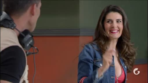 El director de la filmación descubre la belleza de Silvita y la invita hacer una audición.
<br>