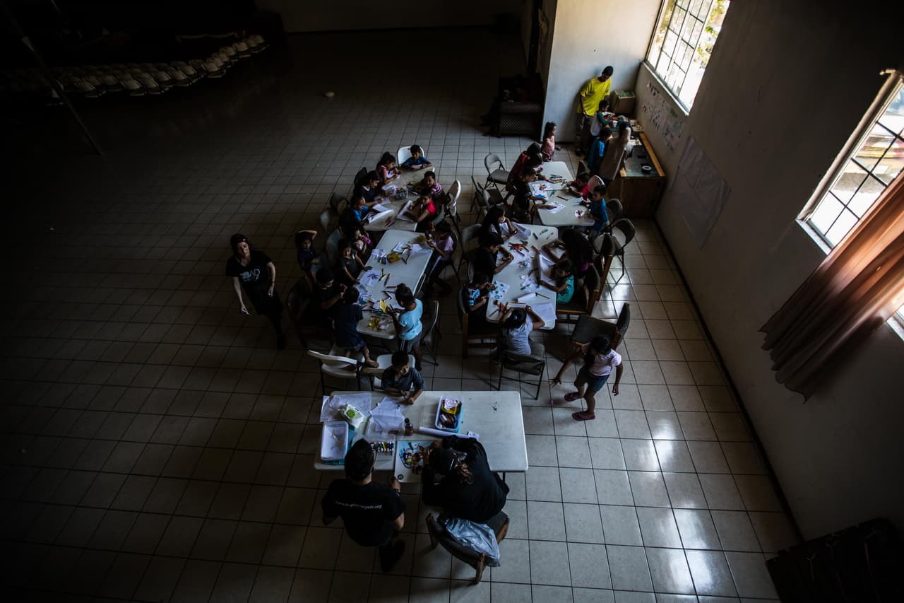 Al Embajadores de Jesús también 
<b>llegan organizaciones sin fines de lucro, como Ángeles de la Frontera, que da clases a los niños</b> los sábados o domingos: dibujan y leen, entre otras actividades, para matar las horas y días de ocio que transcurren desde que llegan al albergue hasta que les toca su fecha de corte con un juez de inmigración, en algunos casos son esperas de hasta seis meses. En otros refugios han implementado también esta iniciativa. A algunos, además, llega semanalmente un autobús que fue acondicionado para trasladarse a distintos refugios para hacer actividades educativas para niños.