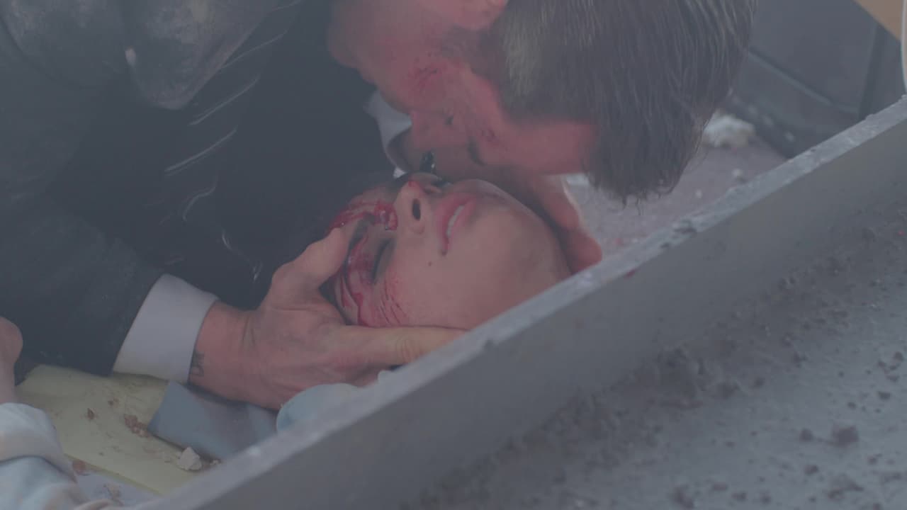 Un atentado brutal que cobró la vida de varios empleados de la corporación, pero que a Miguel dejó destrozado pues Adela Cruz (Renata Notni) fue una de esas víctimas.