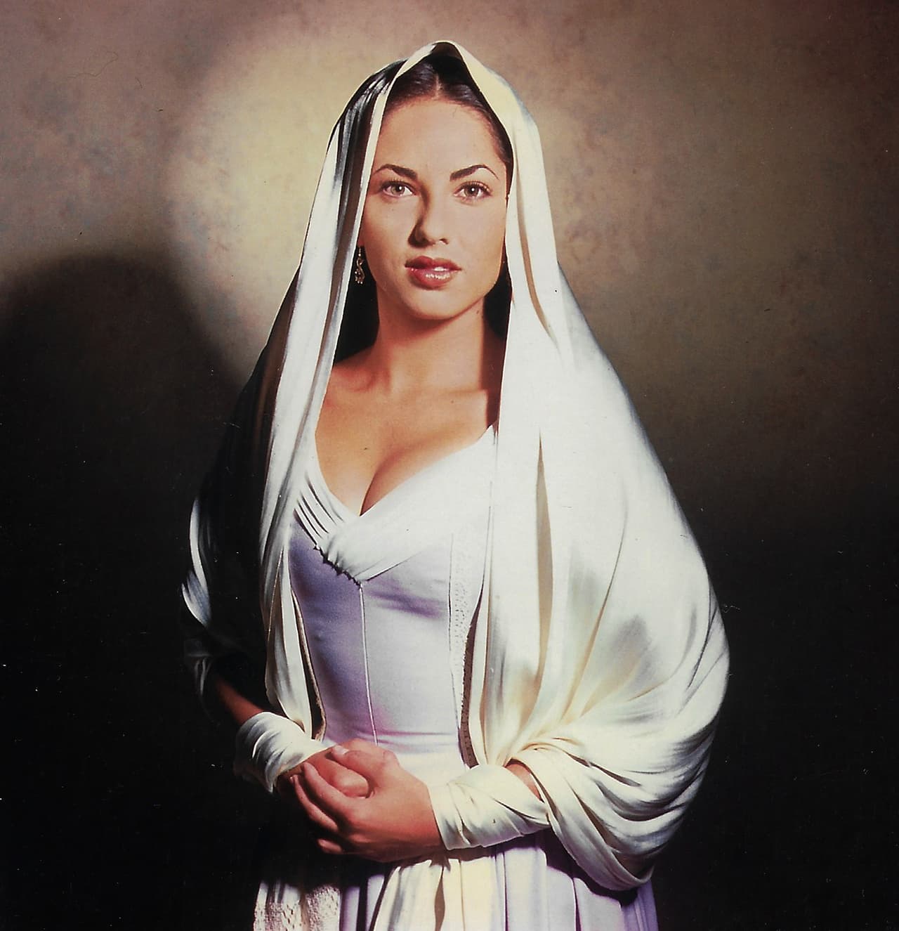 A los 17 años, se inscribió en el Centro de Estudios de Formación Actoral de TV Azteca. No pasó mucho tiempo para que recibiera sus primeros papeles en la televisión. Debutó con ‘Tric-trac’. 
<br>Su primer papel importante fue en ‘
<a href="https://www.univision.com/programas/novelas/que-fue-de-los-actores-de-la-telenovela-mirada-de-mujer-fotos">Mirada de mujer</a>’, cuando tenía 19 años.