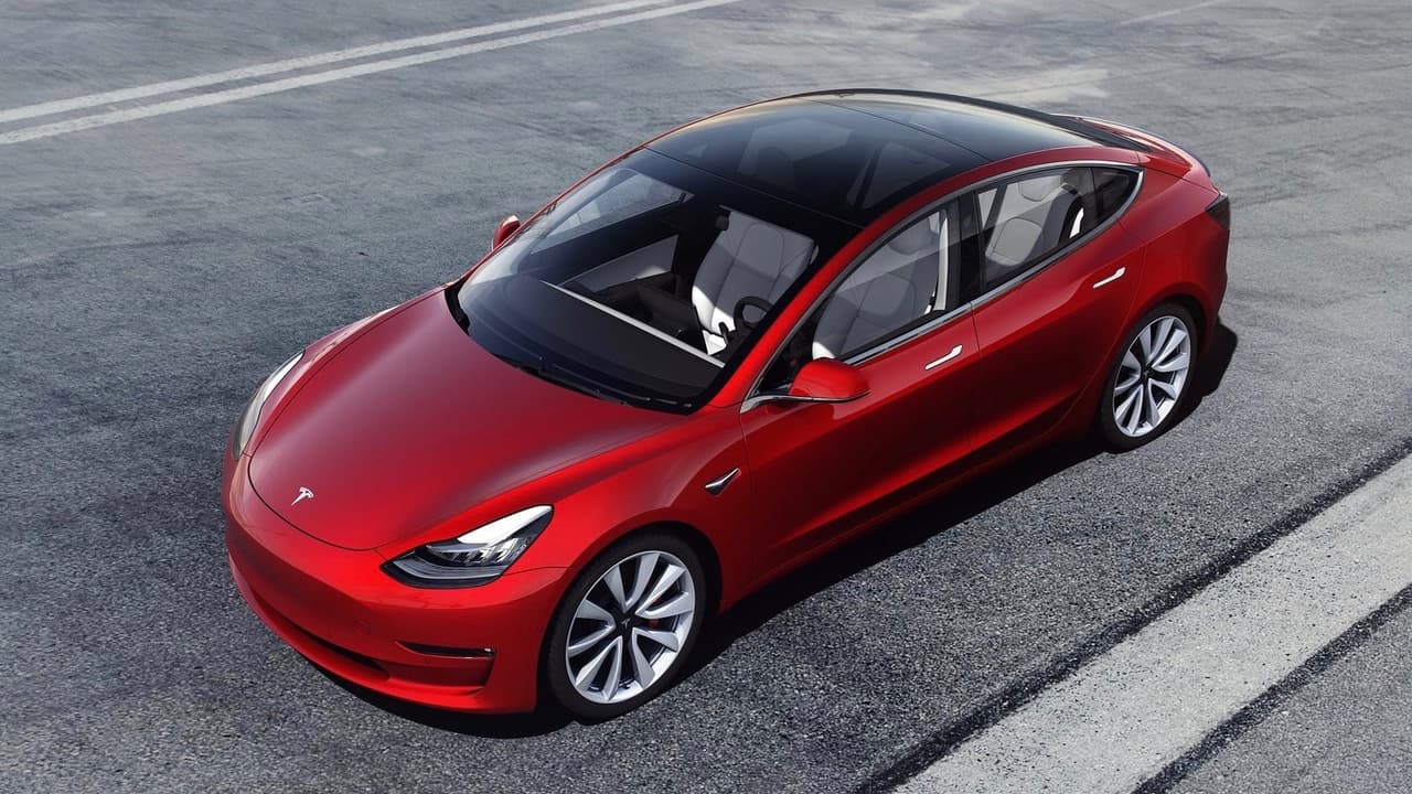 El Tesla Model 3 dispone de un cúmulo de cámaras que le dan una visión de 360 grados alrededor del vehículo así como con un radar de 250 metros de alcance y 12 sensores ultrasónicos de aproximación. Estos 'ojos' informan a varios sistemas del vehículo, como el sistema de ayuda al estacionamiento y por supuesto al controversial sistema
<a href="https://www.univision.com/noticias/tesla/la-nueva-version-del-sistema-autopilot-de-tesla-es-absolutamente-autonoma-video?layoutType=flex" target="_blank">Autopilot</a> de manejo semi autónomo.