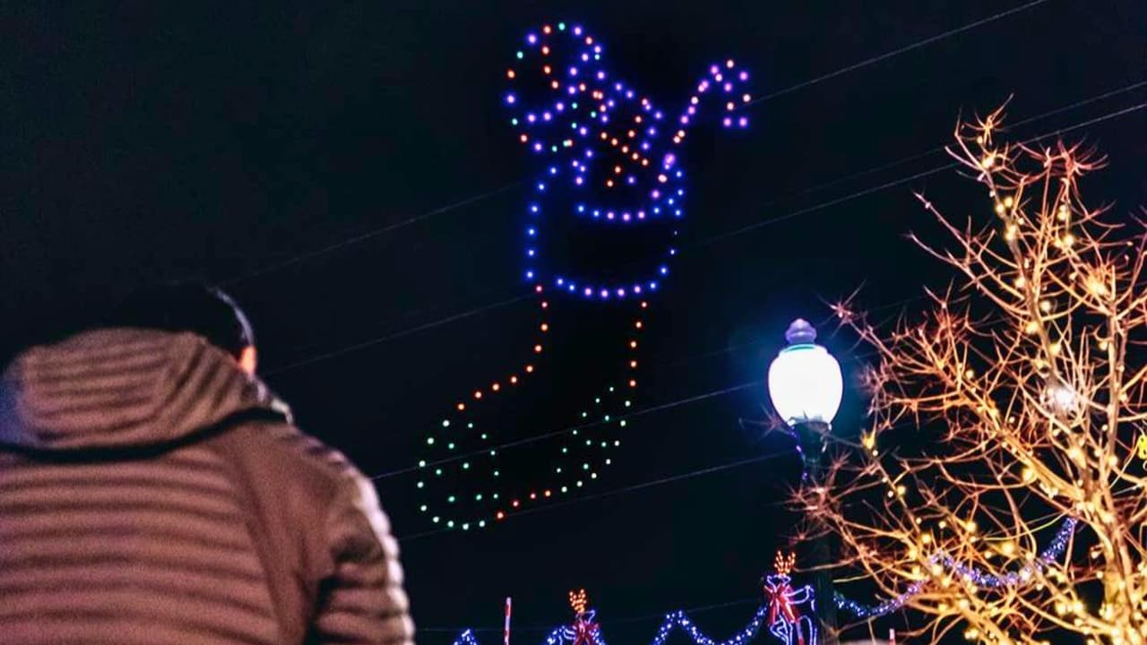 <b>Merry & Bright Christmas Drone Show</b>
<br>Admira un espectáculo único en el cielo de Grapevine con 
<b>más de 400 drones creando imágenes mágicas navideñas</b>. Para mayor comodidad, 
<b>el tráfico en Historic Main Street se cerrará durante el show</b>, permitiendo que los peatones disfruten del evento.
<br>Fechas: 
<b>Lunes 2 y lunes 9 de diciembre</b>
<br>Hora: 
<b>7:00 p.m.</b>
<br>Ubicación: 
<b><a href="https://maps.app.goo.gl/6uHT5pkKVaUvzr3t9" target="_blank">Main Street</a></b>
<br>
<b>Entrada: Gratis</b>