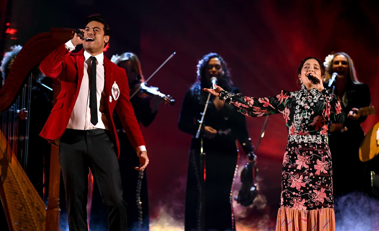 'Mexicana hermosa' y 'Tú sí sabes quererme', fueron los temas entonados por Natalia Lafourcade y Carlos Rivera. La cantante obtuvo tres Latin GRAMMY de sus cuatro nominaciones.