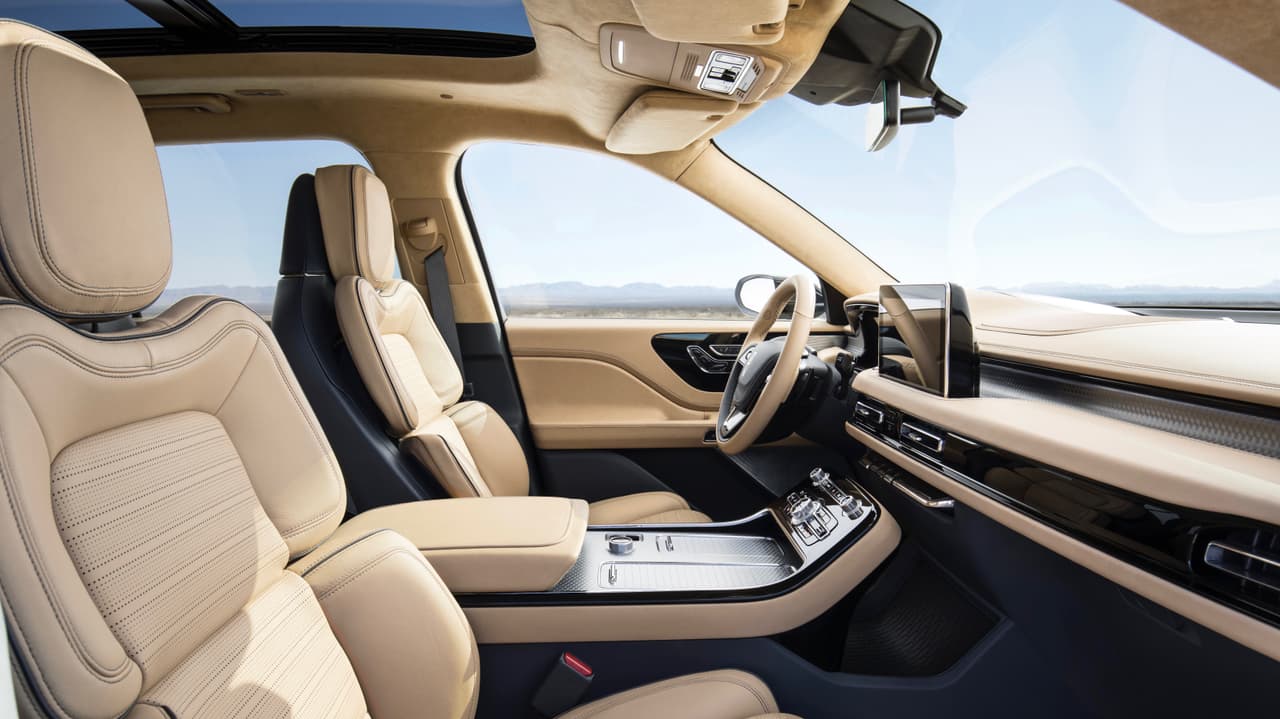 Las butacas de posición perfecta lucen mucho más apropiadas en el espacio más pequeño de la nueva Lincoln Aviator, mientras que el volante de nuevo diseño y una elegante consola central de dos pisos
<b>lo distinguen</b> del espacio interior de la Navigator.