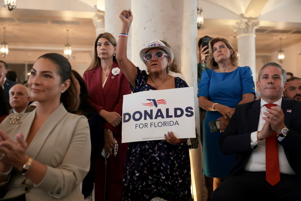 <b> Experiencia militar y legislativa. </b>Ávila es capitán de la Guardia Nacional de Florida y ha servido tanto en la Cámara de Representantes estatal como en el Senado. Donalds resaltó su experiencia como militar y funcionario público al anunciarlo como su compañero de fórmula.