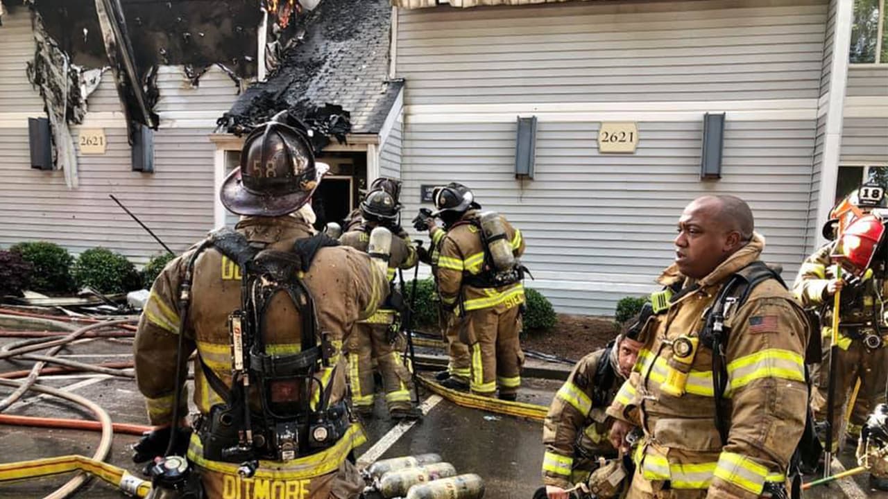 Cinco apartamentos del complejo habitacional Sierra Village ubicados en Oak Shadow Ln fueron destruidos por el fuego. En el hecho ninguna persona resultó lesionada.