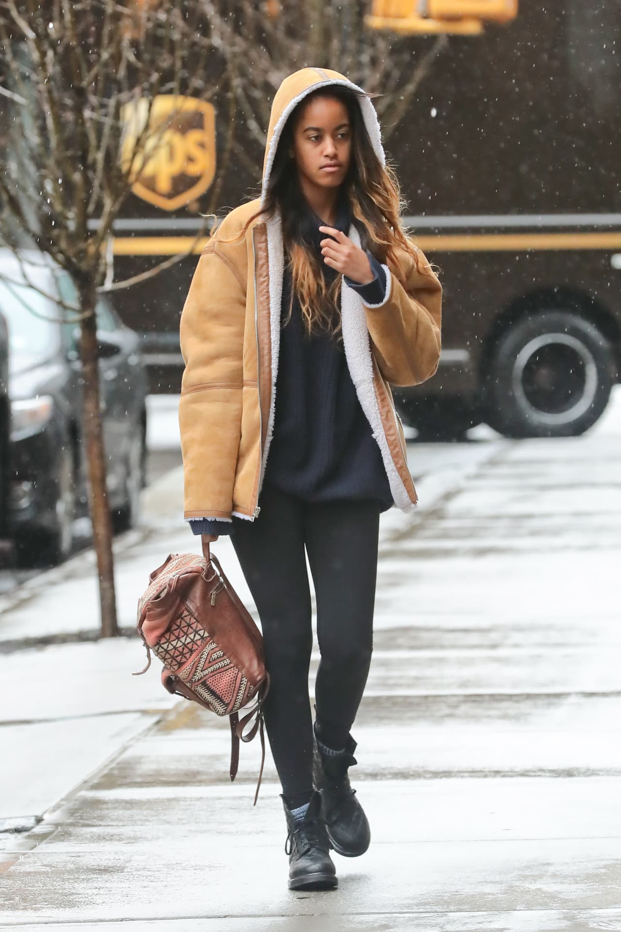 Malia Obama usa jeans negros tipo skinny y chamarra color habano.
