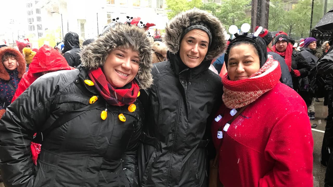 Y claro, había gente sin disfraz alguno. Más bien, llevaban puesta una decoración.