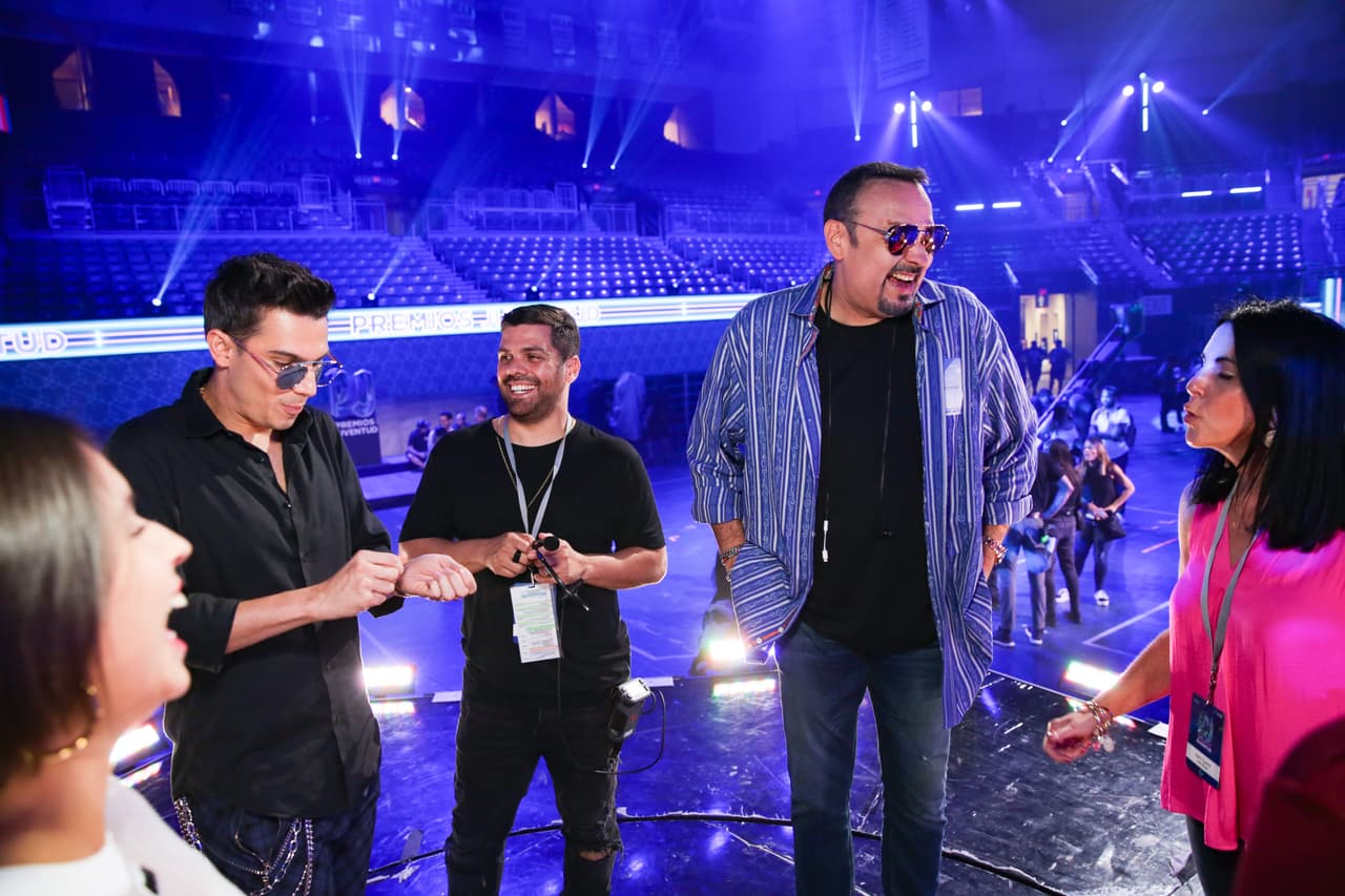 Pero en el ensayo no todo fue trabajo, Pepe Aguilar también convivió con el equipo de producción, que bromeó junto con Ángela y Pipe Bueno.