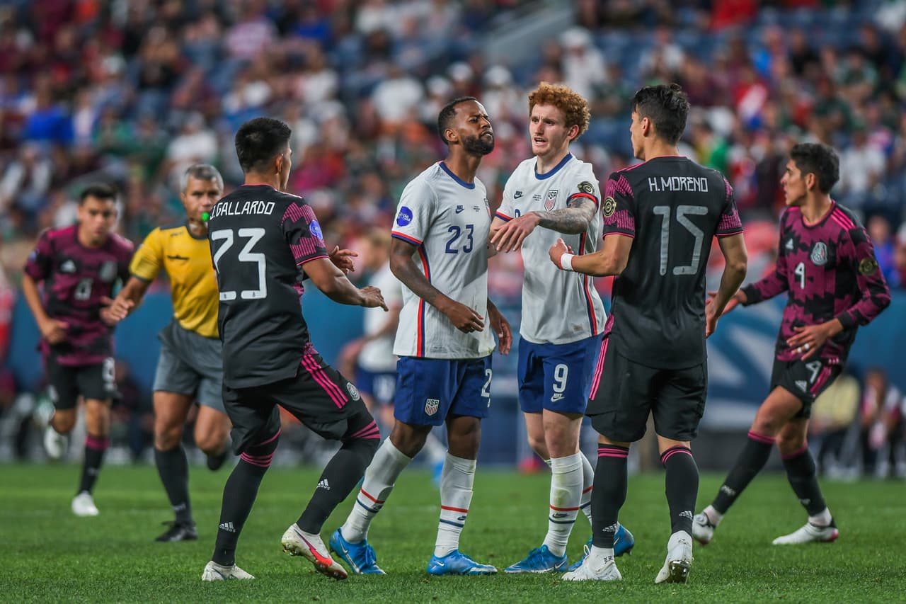 Los ánimos se calentaron en demasía entre Kellyn Acosta y Héctor Moreno por una falta sobre Herrera.