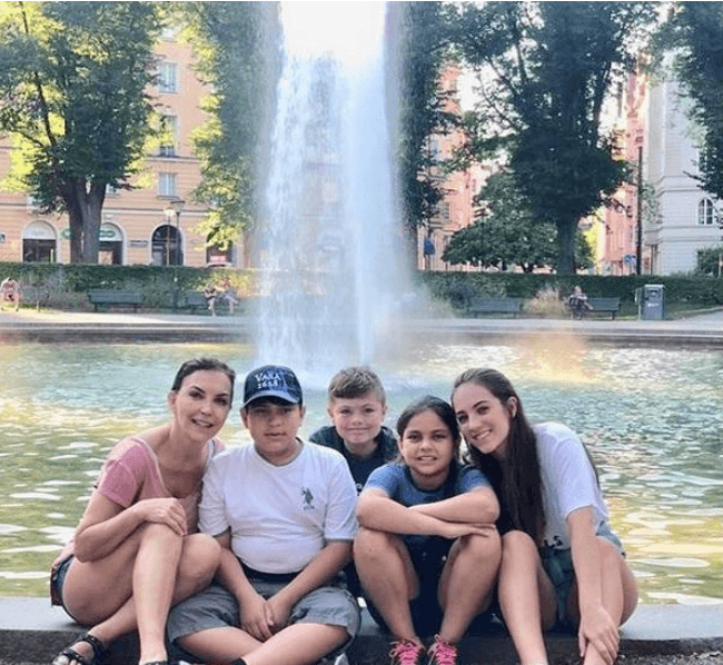 El episodio que vivió en su matrimonio "no óptimo" con Sergio Fachelli dice que le ha servido de "ejemplo" no solo con María, sino 
<b><a href="https://www.univision.com/famosos/laura-flores-tuvo-que-imponer-a-sus-hijos-un-regimen-especial-de-alimentacion-por-una-razon-de-peso-fotos" target="_blank">con sus otros tres hijos</a></b>: Patricio (15 años), Ana Sofía (12) y Alejandro (14). 
<br>