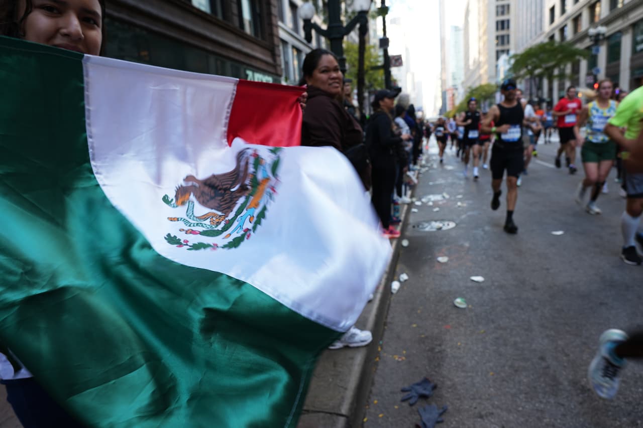 Como ya es costumbre, público de diferentes países estuvo presente para acompañar a los corredores, entre gritos, aplausos, carteles divertidos y banderas de apoyo.
<br>
<br>Una de las asistentes nos dijo que se encontraba apoyando a su sobrina que había viajado desde México para la carrera.
<br>
<br>"Estamos muy emocionados. Vinimos a apoyar a una sobrina que viene desde México a correr", comentó la porrista.
<br> 
<br>
<br>