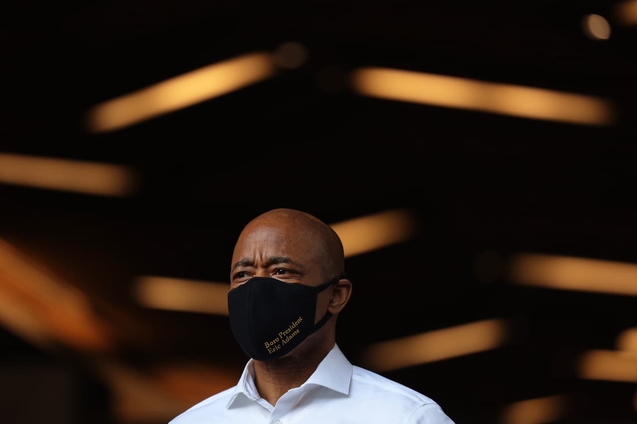 <i>Hoy se ha hecho justicia en Minneapolis, pero la lucha contra la injusticia continúa en todas partes. No podemos tener igualdad y verdadera seguridad pública sin responsabilidad policial y sin un sistema de justicia penal que trate a todos por igual, independientemente del color de la piel o de la procedencia. Los departamentos de policía de todo el país están infectados por el racismo y sólo unas reformas serias que aporten diversidad, transparencia y humanidad a la labor policial evitarán la muerte del próximo George Floyd.</i>
<br>
<br>
<b>Eric Adams, presidente del condado de Brooklyn y candidato a la alcaldía de Nueva York</b>