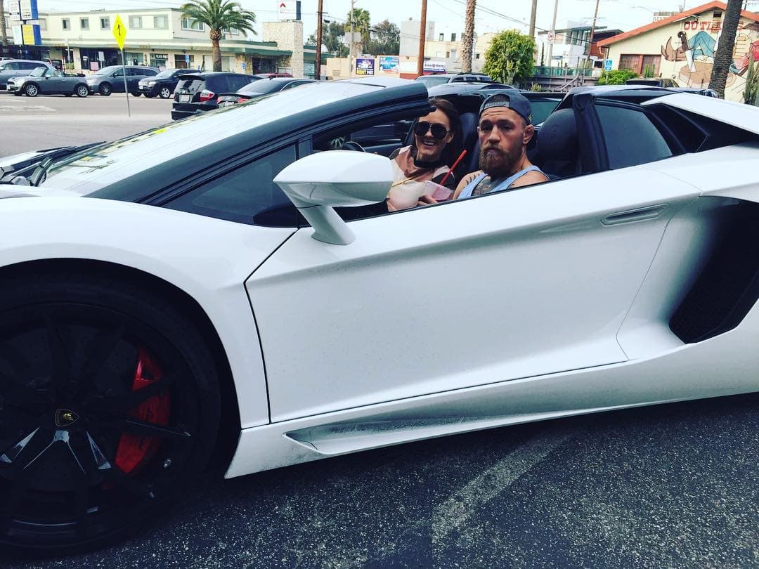 Un día de paseo de Conor McGregor y su novia Dee Devlin en el Lamborghini Aventador Roadster. Su techo se desmonta manualmente mediante dos pequeñas trabas detrás de los asientos, y se guarda en el maletero ubicado en la parte delantera.