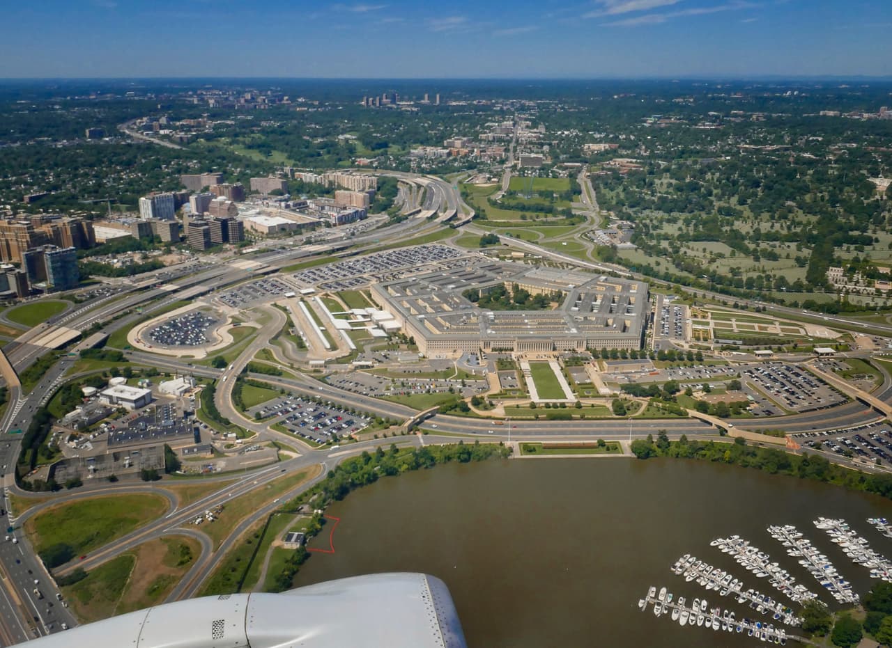 <b>Aeropuerto Nacional Ronald Reagan, Washington DC.</b>
<br>
<br>Para aterrizar en este aeródromo en la capital estadounidense los pilotos deben realizar maniobras bruscas sobre el río Potomac para alinearse con la pista, luego de haber sorteado las diversas áreas de exclusión de vuelo sobre la ciudad.
<br>
