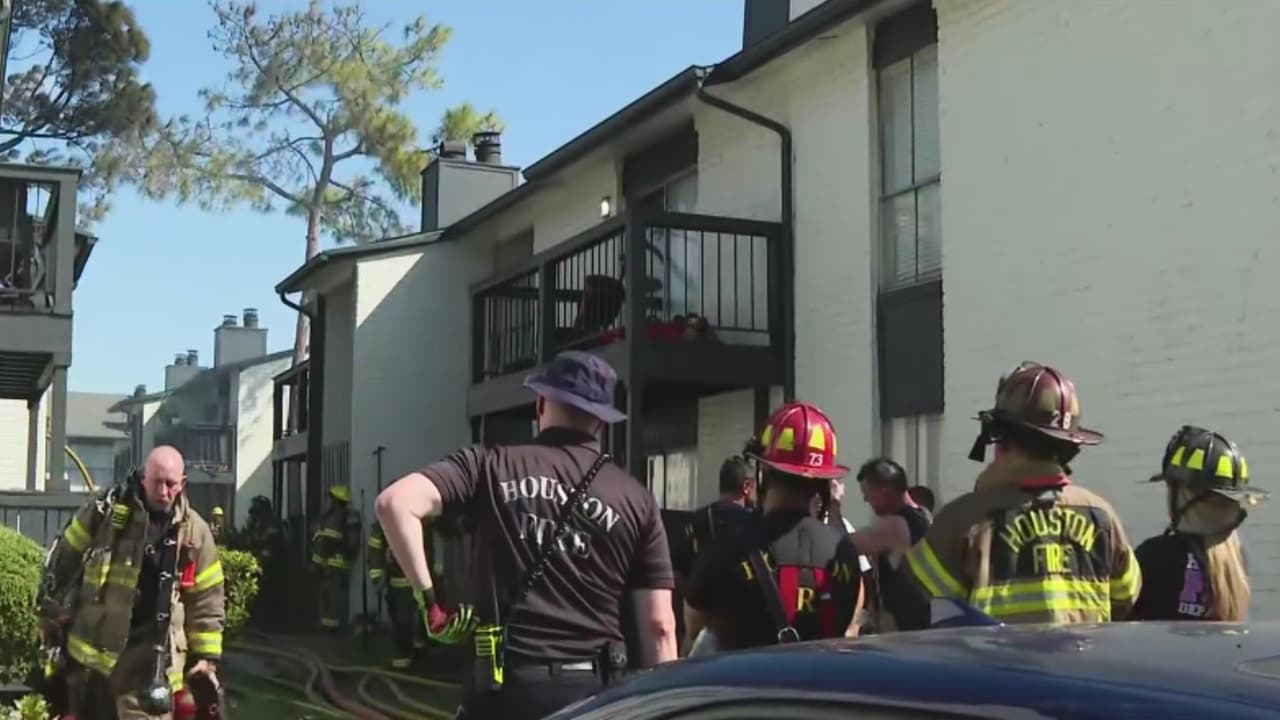 Al menos 16 apartamentos destruidos tras incendio de dos alarmas en un edificio en Houston