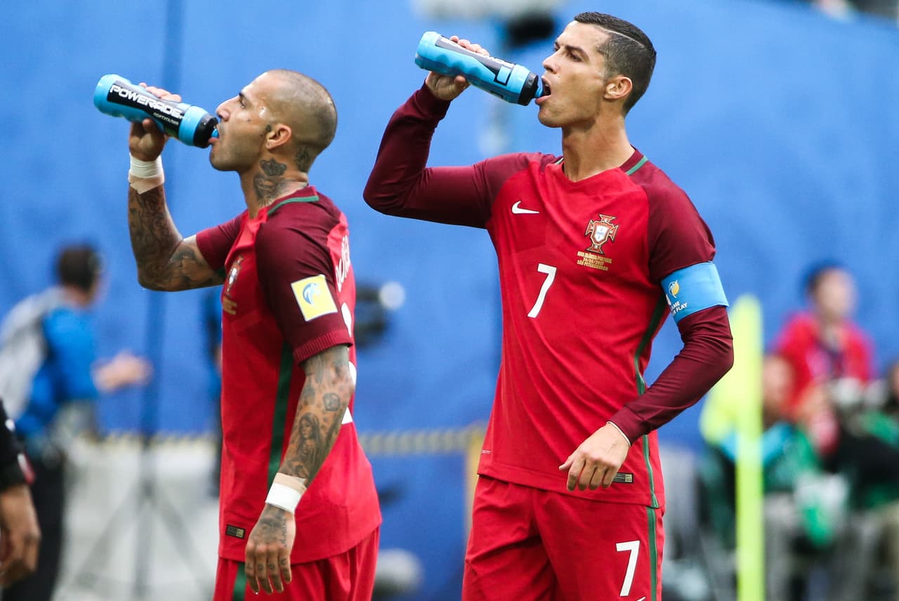 Pausa: Por primera vez, los partidos de España podrán detenerse para que se hidraten los jugadores cuando haya altas temperaturas. Será una vez en cada tiempo y siempre a partir del minuto 25.