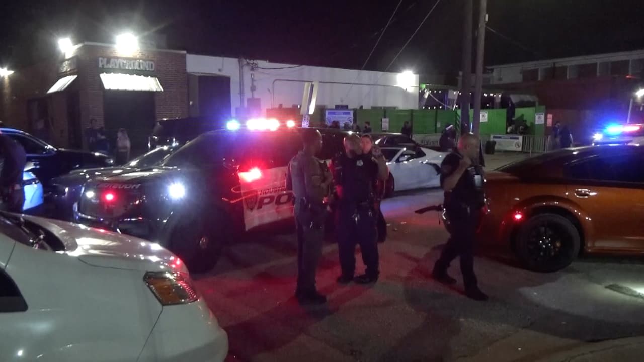 Oficial balea a un conductor que lo golpeó con su auto afuera de una discoteca en Houston