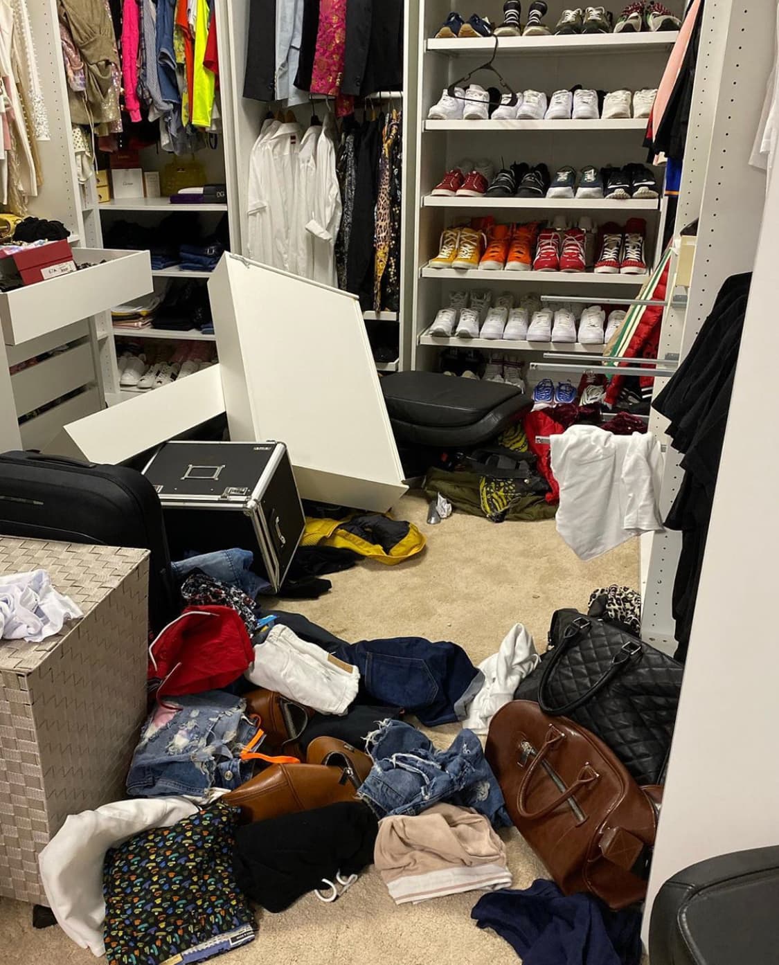 Los sospechosos revolvieron todo la ropa y las pertenencias, en el área del vestidor del cantante. Las fotos fueron compartidas por Jacob Forever en su cuenta de Instagram.