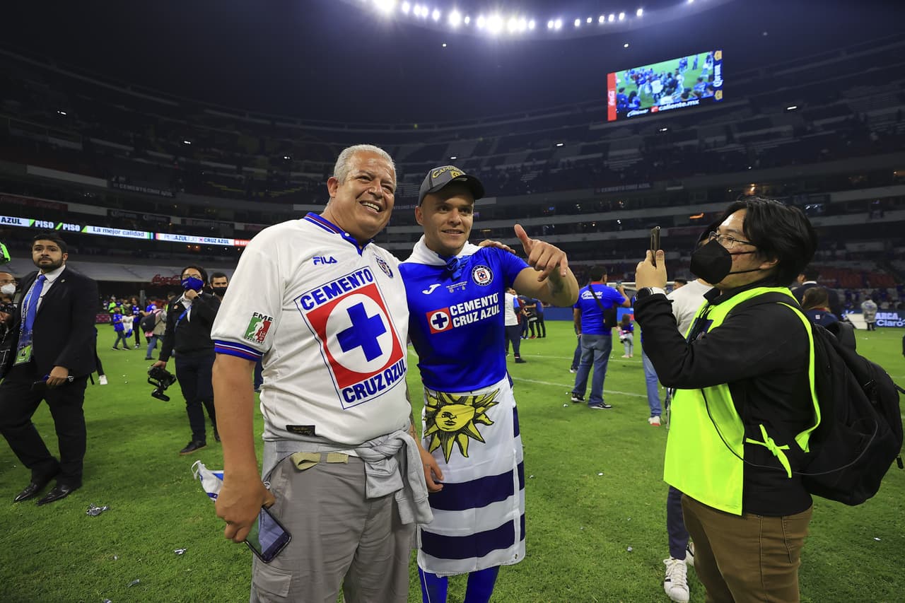 Todo el plantel de Cruz Azul festejó en grande la obtención del título del Guard1anes 2021 tras vencer a Santos en el marcador global de la Gran Final.