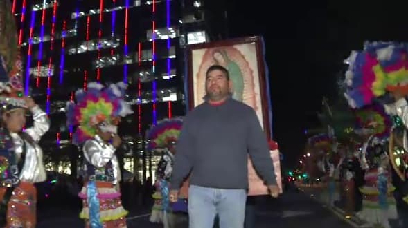 Una ilustración de la Virgen Morena peregrinó por el centro de Dallas. La fiesta empezó el 11 de diciembre a las 7:00 pm y continuaba a las 10:00 pm.