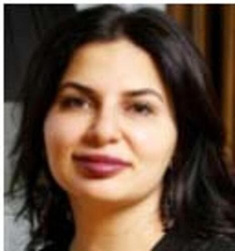 <h3 class="cms-H3-H3">Ruja Ignatova</h3>
<br>
<br>Esta mujer de 42 años, nacida en Bulgaria y que habla inglés, alemán y búlgaro, es buscada por su presunta participación en un esquema de fraude a gran escala, establecido en 2014 y con el que han defraudado miles de millones de dólares en todo el mundo. 
<br>
<br>OneCoin Ltd., una empresa con sede en Bulgaria que comercializaba una supuesta criptodivisa, fue fundada por Ignatova, con el fin de solicitar a las víctimas transferir fondos de inversión a cuentas de la compañía, para poder comprar paquetes de OneCoin. 
<br>
<br>El FBI cree que OneCoin defraudó a los inversores por más de 4,000 millones de dólares.
<br>
<br>Tres años después de haber fundado la compañía, Ignatova fue acusada en el Tribunal de Distrito de los Estados Unidos, Distrito Sur de Nueva York, y se emitió una orden federal para su detención
<br>
<br>La agencia, que ofrece 100,000 dólares por información que lleve a su captura, cree que la fugitiva viaja con guardias armados y/o asociados. Además, es posible que Ignatova se haya sometido a cirugía plástica o haya modificado su aspecto de alguna manera.
<br>