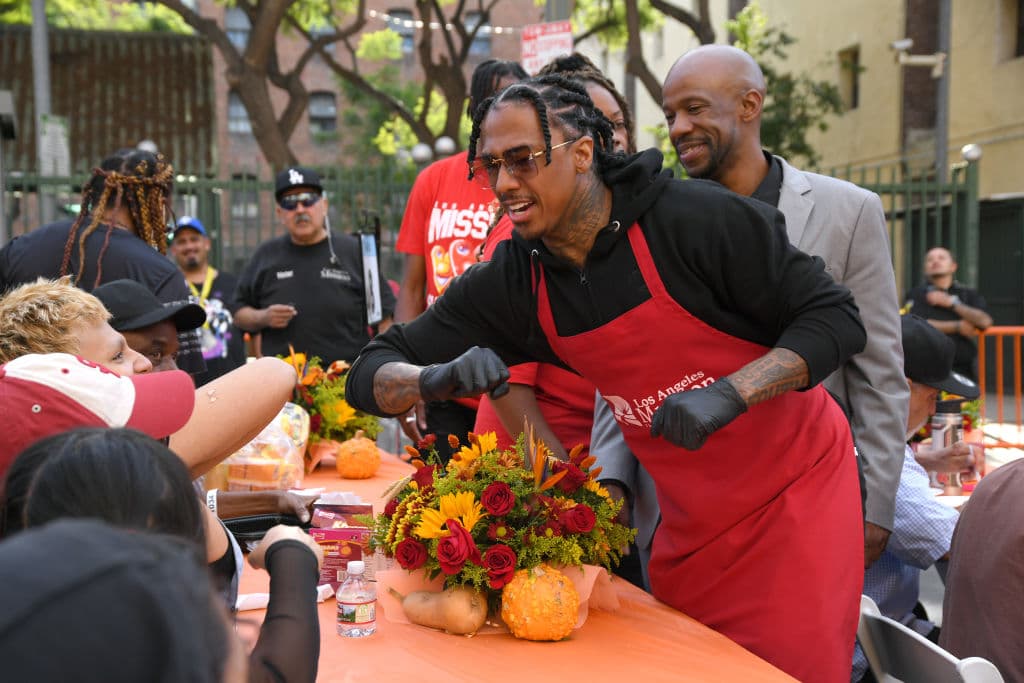La comunidad se unió en agradecimiento a todos los voluntarios que hicieron posible este emotivo evento de distribución de comida. Cada aporte y gesto de solidaridad marca la diferencia en la vida de las personas necesitadas, y en momentos como estos, se hace evidente la importancia de trabajar juntos para ayudar a quienes más lo necesitan. En la imagen aparece Nick Cannon.