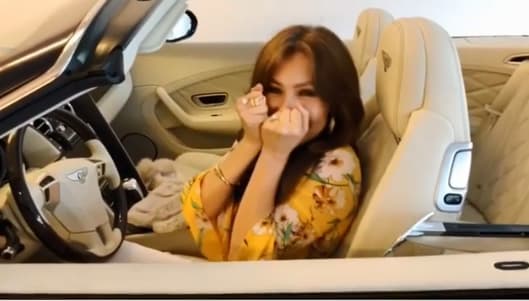 El pasado 13 de mayo Thalía recibió un costoso regalo por el día de las madres. Su esposo Tommy Mottola la sorprendió regalándole un Bentley Continental GTC 2018, automóvil que tiene un precio estimado de 221,000 dólares.